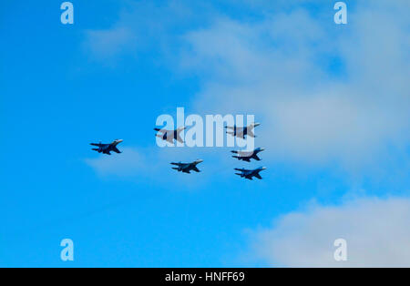 Militärischer Kampfjet bei demonstration Stockfoto