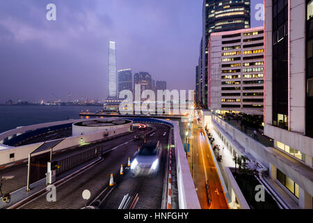 Wolkenkratzer und Einkaufszentrum im Stadtteil Tsim Sha Tsui in Hongkong bei Nacht. Stockfoto