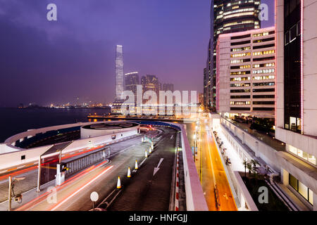 Wolkenkratzer und Einkaufszentrum im Stadtteil Tsim Sha Tsui in Hongkong bei Nacht. Stockfoto