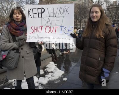 Kundgebung gegen zerbrochene Fensterscheiben und I.C.E im Washington Square Park in New York, 11. Februar 2017. Hunderte von einwanderungsfreundliche Aktivisten versammelten sich zum protest Stockfoto