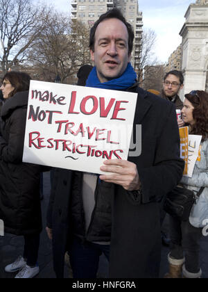 Kundgebung gegen zerbrochene Fensterscheiben und I.C.E im Washington Square Park in New York, 11. Februar 2017. Hunderte von einwanderungsfreundliche Aktivisten versammelten sich zum protest Stockfoto