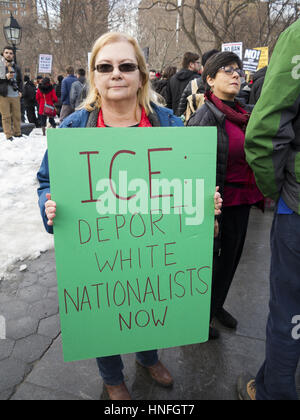 Kundgebung gegen zerbrochene Fensterscheiben und I.C.E im Washington Square Park in New York, 11. Februar 2017. Hunderte von einwanderungsfreundliche Aktivisten versammelten sich zum protest Stockfoto