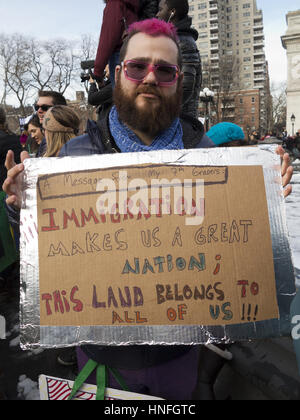 Kundgebung gegen zerbrochene Fensterscheiben und I.C.E im Washington Square Park in New York, 11. Februar 2017. Hunderte von einwanderungsfreundliche Aktivisten versammelten sich zum protest Stockfoto