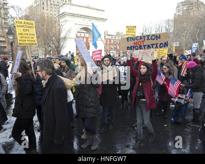 Kundgebung gegen zerbrochene Fensterscheiben und I.C.E im Washington Square Park in New York, 11. Februar 2017. Hunderte von einwanderungsfreundliche Aktivisten versammelten sich zum protest Stockfoto