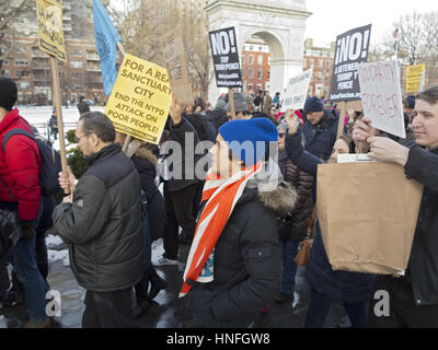 Kundgebung gegen zerbrochene Fensterscheiben und I.C.E im Washington Square Park in New York, 11. Februar 2017. Hunderte von einwanderungsfreundliche Aktivisten versammelten sich zum protest Stockfoto