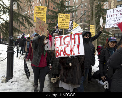 Kundgebung gegen zerbrochene Fensterscheiben und I.C.E im Washington Square Park in New York, 11. Februar 2017. Hunderte von einwanderungsfreundliche Aktivisten versammelten sich zum protest Stockfoto