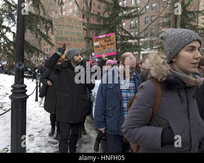 Kundgebung gegen zerbrochene Fensterscheiben und I.C.E im Washington Square Park in New York, 11. Februar 2017. Hunderte von einwanderungsfreundliche Aktivisten versammelten sich zum protest Stockfoto