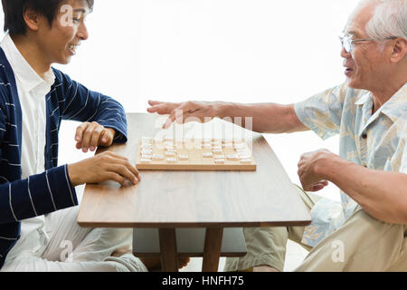 Vater und Sohn Shogi spielen Stockfoto