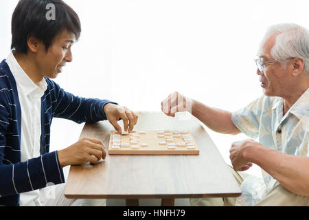 Vater und Sohn Shogi spielen Stockfoto