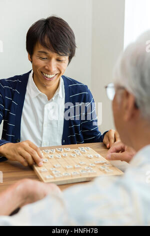 Vater und Sohn Shogi spielen Stockfoto