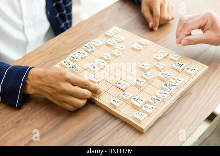 Vater und Sohn Shogi spielen Stockfoto