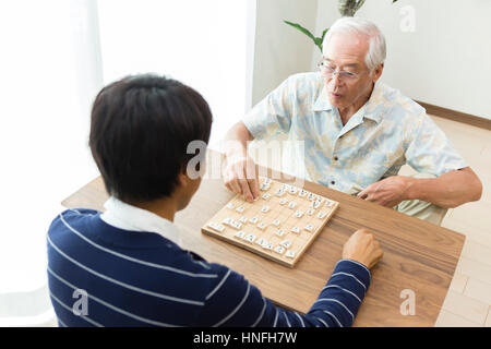 Vater und Sohn Shogi spielen Stockfoto