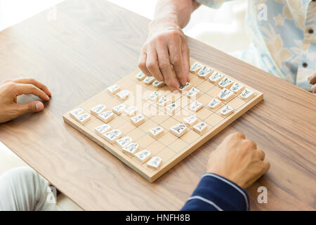 Vater und Sohn Shogi spielen Stockfoto