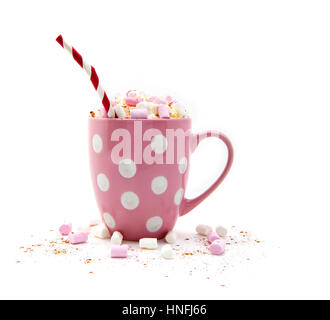 Heiße Schokolade in eine rosa Tasse mit Marshmallows und ein rot-weiß gestreiften Stroh auf weißem Hintergrund Stockfoto