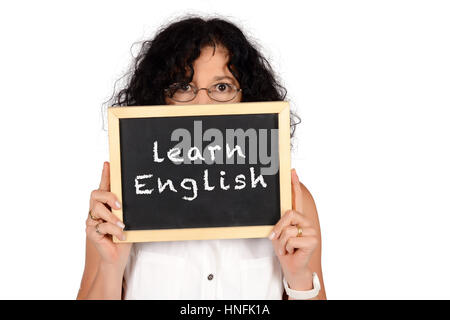 Porträt der schönen Lehrerin hält Tafel mit Text "Englisch lernen". Bildungskonzept. Isolierten weißen Hintergrund. Stockfoto