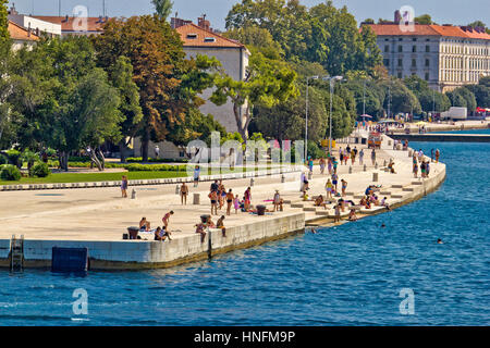 ZADAR - 24 AUGUST: Nicht identifizierte Personen auf Zadar Meer Orgeln in der Region von Dalmatien, Kroatien am 24. August 2013. Viele Touristen besuchen architektonische obj Stockfoto