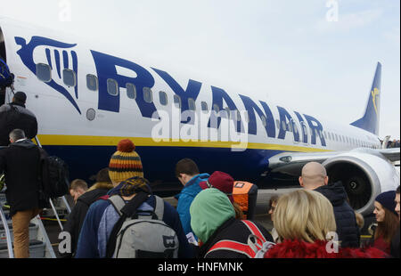 Passagiere, die Warteschlangen auf dem Laufsteg, auf einen Ryanair-Flug an Bord Stockfoto