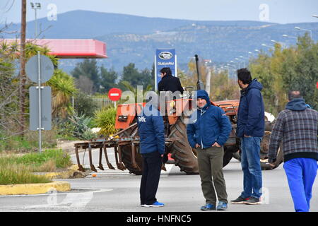 Argos, Griechenland, 12. Februar 2017. Bauern und Viehzüchtern aus Argolis machte eine zweistündige Blockade des nationalen Straße Argos Korinth an Kreuzung von Inach Stockfoto