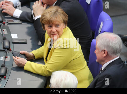 Berlin, Deutschland. 12. Februar 2017. Deutsche Staatskanzlei Angela Merkel und CSU-Vorsitzenden Horst Seehofer sprechen im Plenarsaal des Reichtags Gebäude in Berlin, Deutschland, 12. Februar 2017. Die Bundesversammlung ist die Wahl des neuen Bundespräsidenten gesammelt. Foto: Kay Nietfeld/Dpa/Alamy Live News Stockfoto