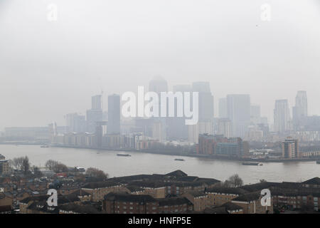 London, UK. 12. Februar 2017. UK-Wetter: Nebel über London und Canary Wharf Geschäftshäuser Park © Guy Corbishley/Alamy Live News Stockfoto