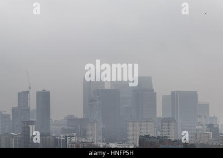 London, UK. 12. Februar 2017. UK-Wetter: Nebel über London und Canary Wharf Geschäftshäuser Park © Guy Corbishley/Alamy Live News Stockfoto