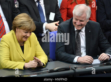 Berlin, Deutschland. 12. Februar 2017. Bundeskanzlerin Angela Merkel (L) und der Vorsitzende der CSU, Bayerns Ministerpräsident Horst Seehofer sitzen im Plenarsaal zu den Reichstags Gebäude in Berlin, Deutschland, 12. Februar 2017. Die Bundesversammlung ist die Wahl des neuen Bundespräsidenten am Sonntagmittag gesammelt. Foto: Gregor Fischer/Dpa/Alamy Live News Stockfoto