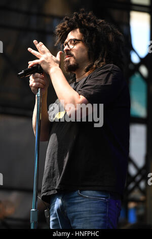 Miami Gardens, FL, USA. 11. Februar 2017. Counting Crows führt während der Miami Dolphins Krebs Herausforderung VII im Hard Rock-Stadion am 11. Februar 2017 in Miami Gardens, Florida. Stockfoto