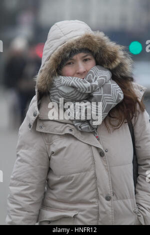London, UK. 12. Februar 2017. Fußgänger, die mutig die frostigen Temperaturen auf Putney Bridge London an einem kalten Sonntag Credit: Amer Ghazzal/Alamy Live-Nachrichten Stockfoto