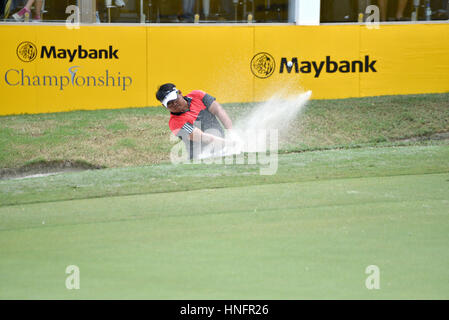 Kuala Lumpur, Malaysia. 12. Februar 2017. Panuphol Pittayarat von Thailand beschossen aus Bunker in letzten Tagen Maybank WM 2017 im Saujana Golf & Country Club, Subang Malaysia am 12. Februar 2017 Credit: Ali Mufti/Alamy Live News Stockfoto