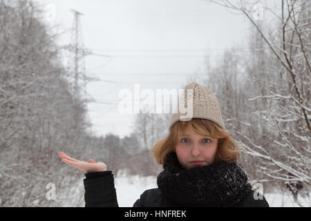 Das Mädchen hält in der Handfläche des Strommastes. Stockfoto