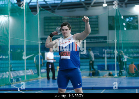 Sheffield, England, 12. Februar 2017. Scott Lincoln im Wettbewerb im Kugelstoßen bei der britischen Leichtathletik Indoor Team Studien 2017 im englischen Institut des Sports, Sheffield. Er gewann mit einem Wurf von 18,76 m. Bildnachweis: Colin Edwards/Alamy Live-Nachrichten. Stockfoto