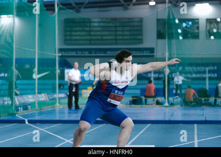 Sheffield, England, 12. Februar 2017. Scott Lincoln im Wettbewerb im Kugelstoßen bei der britischen Leichtathletik Indoor Team Studien 2017 im englischen Institut des Sports, Sheffield. Er gewann mit einem Wurf von 18,76 m. Bildnachweis: Colin Edwards/Alamy Live-Nachrichten. Stockfoto