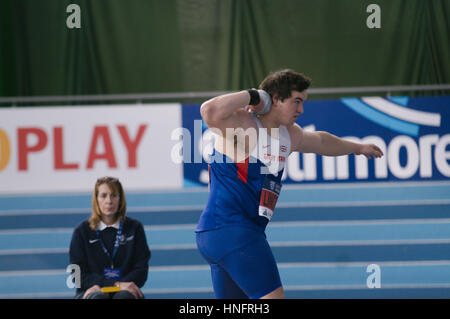 Sheffield, England, 12. Februar 2017. Scott Lincoln im Wettbewerb im Kugelstoßen bei der britischen Leichtathletik Indoor Team Studien 2017 im englischen Institut des Sports, Sheffield. Er gewann mit einem Wurf von 18,76 m. Bildnachweis: Colin Edwards/Alamy Live-Nachrichten. Stockfoto