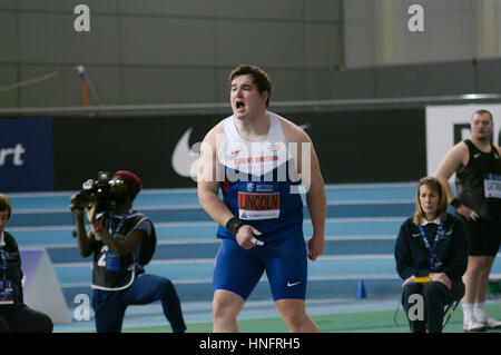 Sheffield, England, 12. Februar 2017. Scott Lincoln im Wettbewerb im Kugelstoßen bei der britischen Leichtathletik Indoor Team Studien 2017 im englischen Institut des Sports, Sheffield. Er gewann mit einem Wurf von 18,76 m. Bildnachweis: Colin Edwards/Alamy Live-Nachrichten. Stockfoto