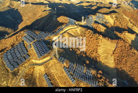 Shijiazhuang. 12. Februar 2017. Foto aufgenommen am 12. Februar 2017 zeigt die Gehetou Photovoltaik Power Generation Station in Qinhuangdao, Nord-China. Netzgekoppelte neue Energiekapazität, einschließlich Windkraft und Solarenergie, hat 12,81 Millionen Kilowatt in den nördlichen Regionen von Hebei ab Ende 2016 erreicht. Bildnachweis: Yang Shiyao/Xinhua/Alamy Live-Nachrichten Stockfoto