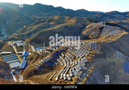 Shijiazhuang. 12. Februar 2017. Foto aufgenommen am 12. Februar 2017 zeigt die Gehetou Photovoltaik Power Generation Station in Qinhuangdao, Nord-China. Netzgekoppelte neue Energiekapazität, einschließlich Windkraft und Solarenergie, hat 12,81 Millionen Kilowatt in den nördlichen Regionen von Hebei ab Ende 2016 erreicht. Bildnachweis: Yang Shiyao/Xinhua/Alamy Live-Nachrichten Stockfoto