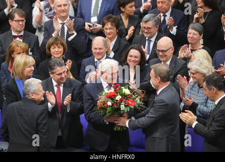 Frank-Walter Steinmeier (2-R) erhält Glückwünsche von der Fraktionsführer der SPD Thomas Oppermann nach den Präsidentschaftswahlen in der Deutschen Reichstags-Gebäude in Berlin, Deutschland, 12. Februar 2017. Um sie herum sind Kanzlerkandidat der SPD Martin Schulz (L-R), Premierminister von Nordrhein Westfalen Hannelore Kraft und Federal Minister für auswärtige Angelegenheiten Sigmar Gabriel. Steinmeier wird die 12. Bundespräsident sein. Die Bundesversammlung für 61-jährige mit 931 aus 1239 stimmen, er ist jetzt der offizielle Nachfolger von Joachim Gauck gestimmt. Foto: Kay Nietfeld/dpa Stockfoto