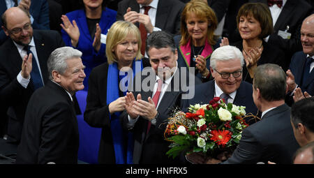 Frank-Walter Steinmeier (2-R) erhält Glückwünsche von der Fraktionsführer der SPD Thomas Oppermann nach den Präsidentschaftswahlen in der Deutschen Reichstags-Gebäude in Berlin, Deutschland, 12. Februar 2017. Um sie herum sind Kanzlerkandidat der SPD Martin Schulz (L-R), Premierminister von Nordrhein Westfalen Hannelore Kraft und Federal Minister für auswärtige Angelegenheiten Sigmar Gabriel. Steinmeier wird die 12. Bundespräsident sein. Die Bundesversammlung für 61-jährige mit 931 aus 1239 stimmen, er ist jetzt der offizielle Nachfolger von Joachim Gauck gestimmt. Foto: Rainer Jensen/dpa Stockfoto