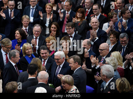 Berlin, Deutschland. 12. Februar 2017. Frank-Walter Steinmeier (2-R) erhält Glückwünsche von den Mitgliedern der Bundesversammlung nach den Präsidentschaftswahlen in der Deutschen Reichstags-Gebäude in Berlin, Deutschland, 12. Februar 2017. Steinmeier wird die 12. Bundespräsident sein. Die Bundesversammlung für 61-jährige mit 931 aus 1239 stimmen, er ist jetzt der offizielle Nachfolger von Joachim Gauck gestimmt. Foto: Rainer Jensen/Dpa/Alamy Live-Nachrichten Stockfoto