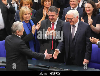 Berlin, Deutschland. 12. Februar 2017. Frank-Walter Steinmeier (2-R) erhält Glückwünsche von der derzeitige Präsident Joachim Gauck nach den Präsidentschaftswahlen in der Deutschen Reichstags-Gebäude in Berlin, Deutschland, 12. Februar 2017. Neben ihnen sind Politiker, Premierminister von Nordrhein Westfalen Hannelore Kraft und der Vorsitzende der SPD und Außenminister Sigmar Gabriel. Steinmeier wird die 12. Bundespräsident sein. Die Bundesversammlung für 61-jährige mit 931 aus 1239 stimmen, er ist jetzt der offizielle Nachfolger von Joachim Gauck gestimmt. Foto: Kay Nietfeld/Dpa/Alamy Live News Stockfoto