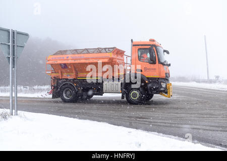 Matlock, Derbyshire, UK. 12. Februar 2016. Heftige Schneefälle in den Derbyshire Dales, in der Nähe von Matlock und Umgebung. Derbyshire Grafschaftsrat Salzstreuer sind aufgrund von Frost und eisigen Bedingungen. Bildnachweis: Ian Francis/Alamy Live-Nachrichten Stockfoto