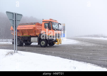 Matlock, Derbyshire, UK. 12. Februar 2016. Heftige Schneefälle in den Derbyshire Dales, in der Nähe von Matlock und Umgebung. Derbyshire Grafschaftsrat Salzstreuer sind aufgrund von Frost und eisigen Bedingungen. Bildnachweis: Ian Francis/Alamy Live-Nachrichten Stockfoto