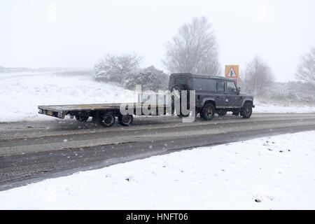 Matlock, Derbyshire, UK. 12. Februar 2016. Heftige Schneefälle in den Derbyshire Dales, in der Nähe von Matlock und Umgebung. Derbyshire Grafschaftsrat Salzstreuer sind aufgrund von Frost und eisigen Bedingungen. Bildnachweis: Ian Francis/Alamy Live-Nachrichten Stockfoto