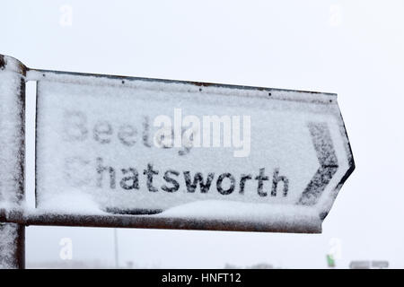 Matlock, Derbyshire, UK. 12. Februar 2016. Heftige Schneefälle in den Derbyshire Dales, in der Nähe von Matlock und Umgebung. Derbyshire Grafschaftsrat Salzstreuer sind aufgrund von Frost und eisigen Bedingungen. Bildnachweis: Ian Francis/Alamy Live-Nachrichten Stockfoto