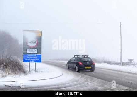 Matlock, Derbyshire, UK. 12. Februar 2016. Heftige Schneefälle in den Derbyshire Dales, in der Nähe von Matlock und Umgebung. Derbyshire Grafschaftsrat Salzstreuer sind aufgrund von Frost und eisigen Bedingungen. Bildnachweis: Ian Francis/Alamy Live-Nachrichten Stockfoto