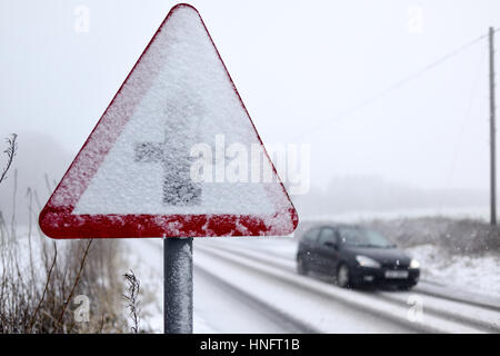 Matlock, Derbyshire, UK. 12. Februar 2016. Heftige Schneefälle in den Derbyshire Dales, in der Nähe von Matlock und Umgebung. Derbyshire Grafschaftsrat Salzstreuer sind aufgrund von Frost und eisigen Bedingungen. Bildnachweis: Ian Francis/Alamy Live-Nachrichten Stockfoto