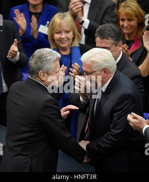 Berlin, Deutschland. 12. Februar 2017. Frank-Walter Steinmeier (R) erhält Glückwünsche von aktueller Präsident Joachim Gauck (L) nach den Präsidentschaftswahlen in der Deutschen Reichstags-Gebäude in Berlin, Deutschland, 12. Februar 2017. Steinmeier wird die 12. Bundespräsident sein. Die Bundesversammlung für 61-jährige mit 931 aus 1239 stimmen, er ist jetzt der offizielle Nachfolger von Joachim Gauck gestimmt. Foto: Rainer Jensen/Dpa/Alamy Live-Nachrichten Stockfoto