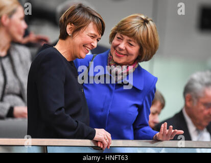 Berlin, Deutschland. 12. Februar 2017. Elke Buedenbender, Ehefrau des Kandidaten für den Bundespräsidenten Frank-Walter Steinmeier und Daniela Schadt, Partner des derzeitigen Präsidenten Joachim Gauck sprechen miteinander in der Deutschen Reichstags-Gebäude in Berlin, Deutschland, 12. Februar 2017. Die Bundesversammlung kamen zusammen, um einen neuen Bundespräsidenten wählen. Foto: Ralf Hirschberger/Dpa/Alamy Live News Stockfoto