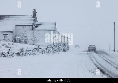 B6277, Harwood in Teesdale, County Durham, Nord-England.   Sonntag, 12. Februar 2017, UK Wetter.  Heftige Schneefälle und driften ist die B6277-Straße zwischen Middleton-in-Teesdale und Alston im grenznahen Bereich County Durham und Cumbria heute Nachmittag beeinflussen. Der Weg zur Zeit ist nur befahrbar mit Sorgfalt. © David Forster/Alamy Live-Nachrichten Stockfoto