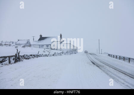 B6277, Harwood in Teesdale, County Durham, Nord-England.   Sonntag, 12. Februar 2017, UK Wetter.  Heftige Schneefälle und driften ist die B6277-Straße zwischen Middleton-in-Teesdale und Alston im grenznahen Bereich County Durham und Cumbria heute Nachmittag beeinflussen. Der Weg zur Zeit ist nur befahrbar mit Sorgfalt. © David Forster/Alamy Live-Nachrichten Stockfoto